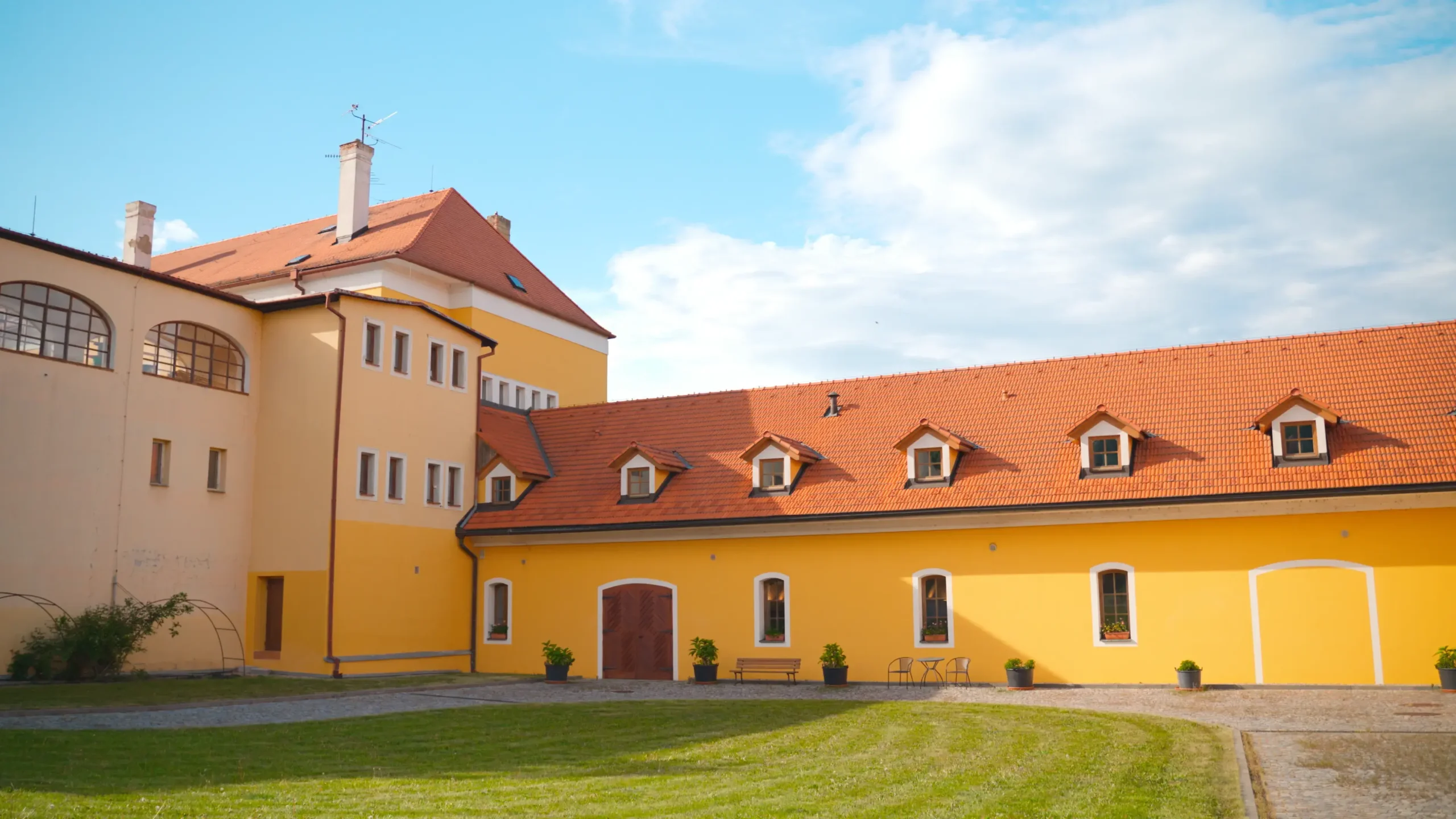 svatba v zámecké zahradě