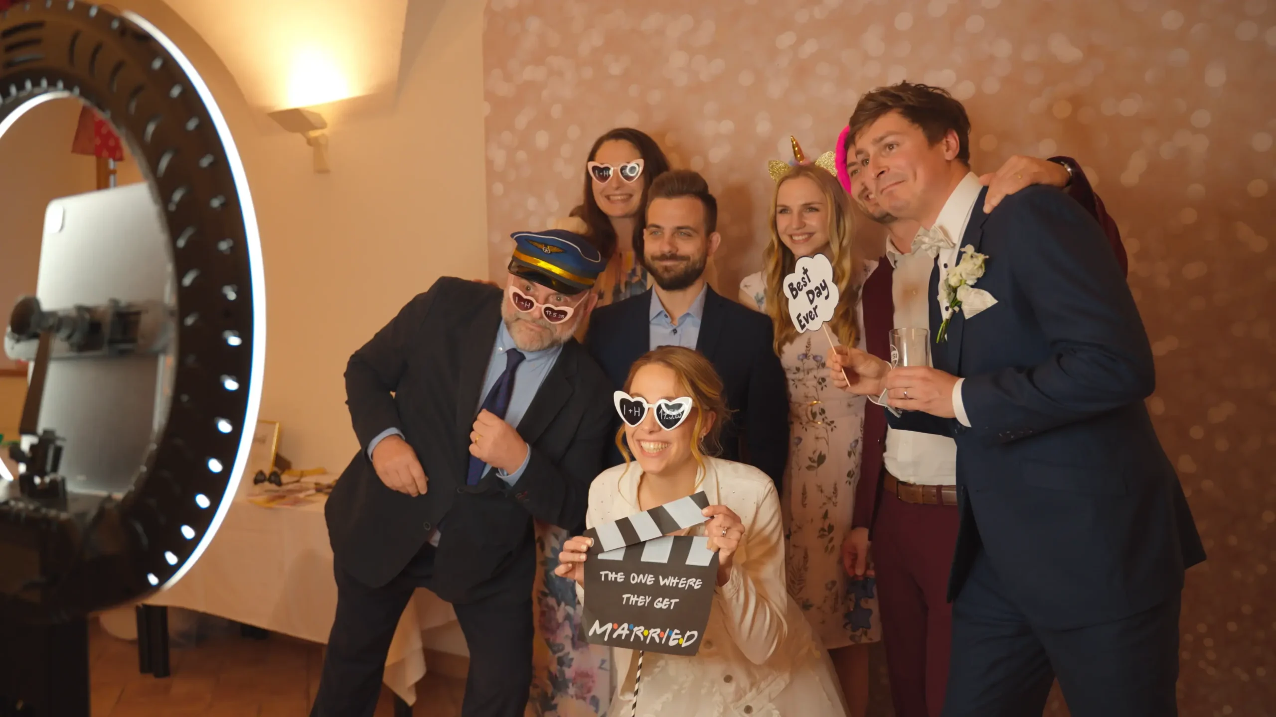 svatební párty s fotokoutkem