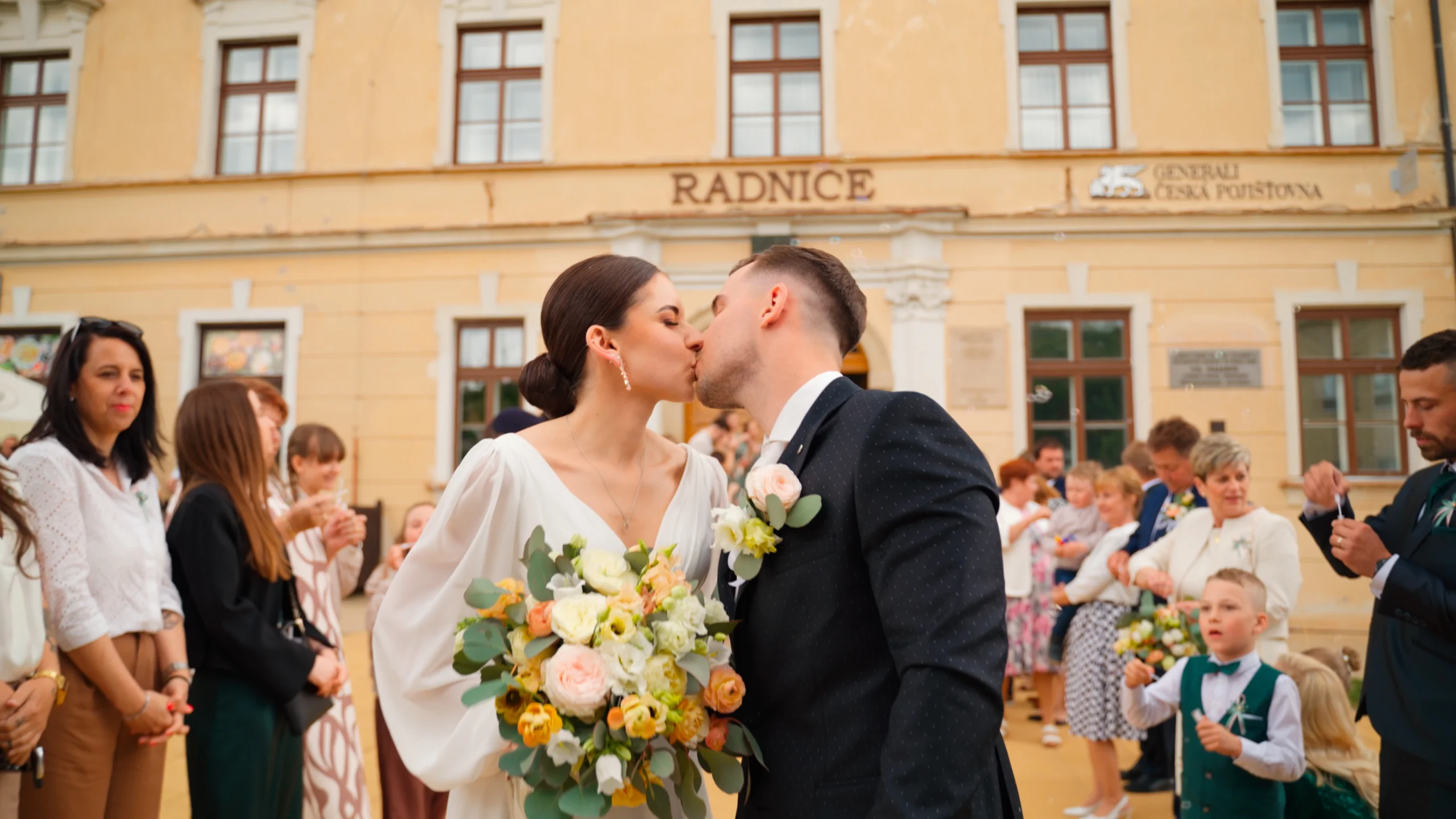 novomanželé před radnicí