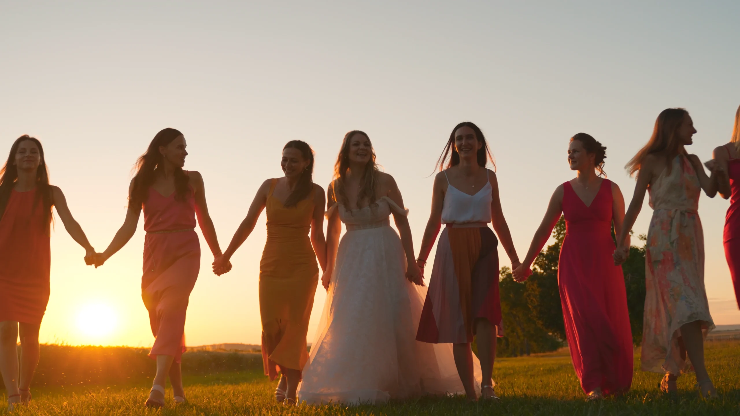 nevěsta s družičkami při západu slunce