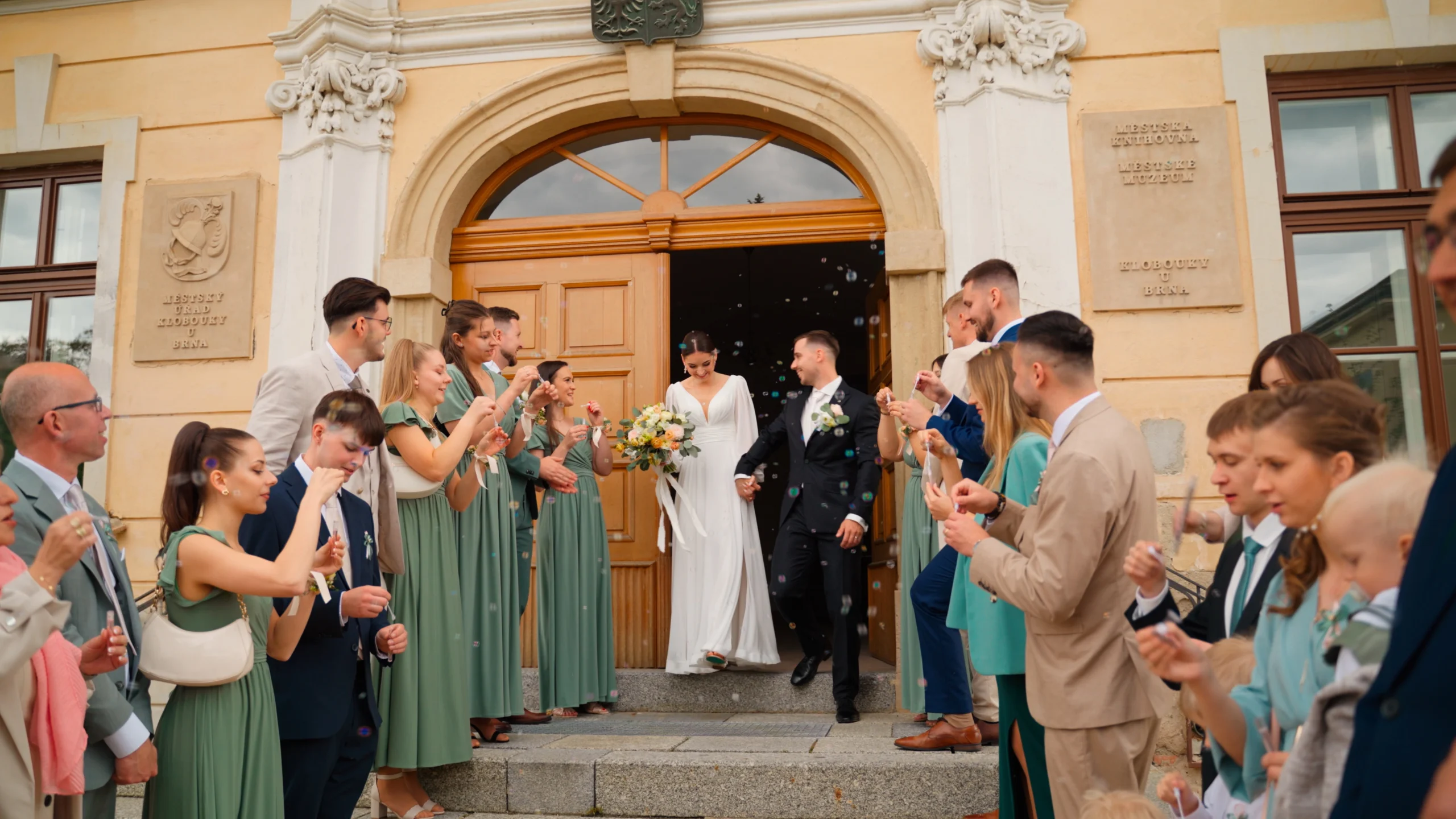 novomanželé před radnicí