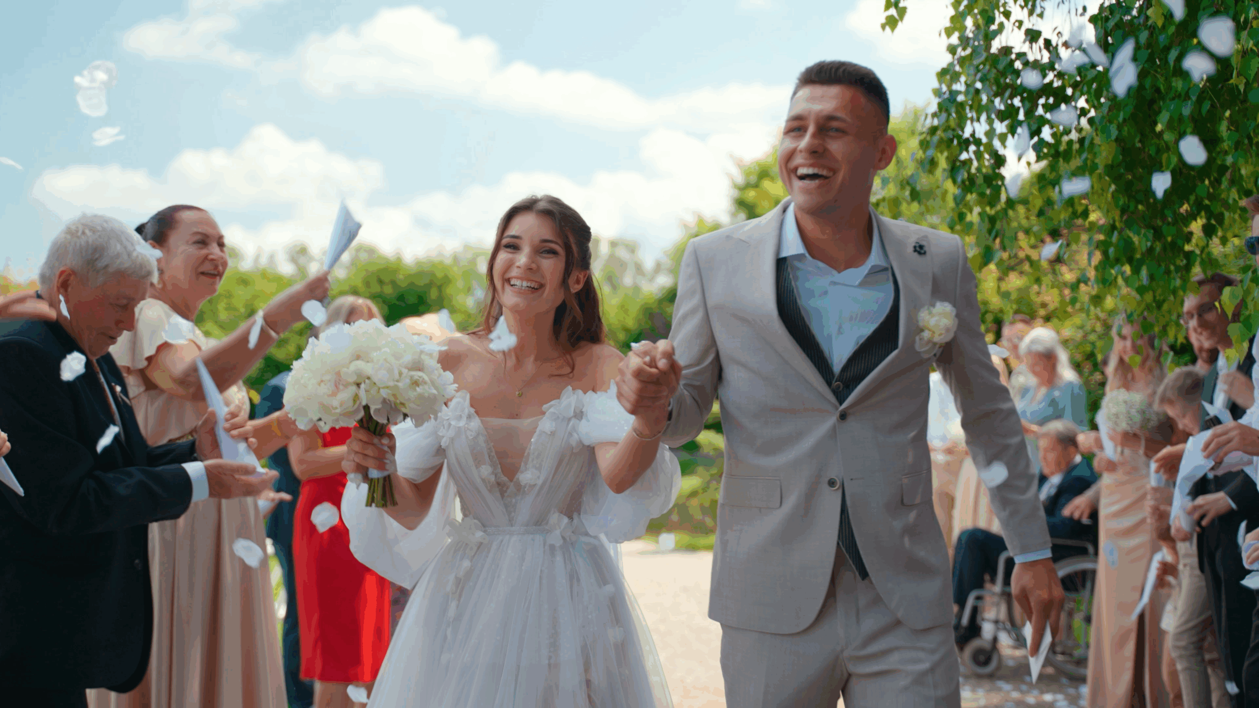 novomanželé při špalíru