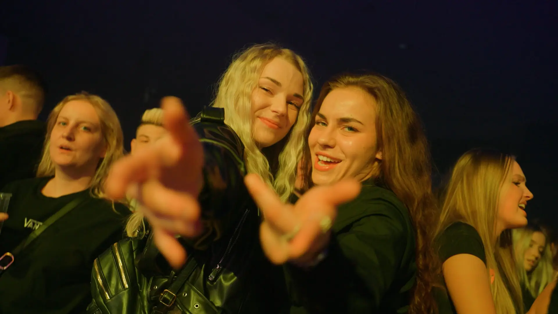 holky na aftermovie videu